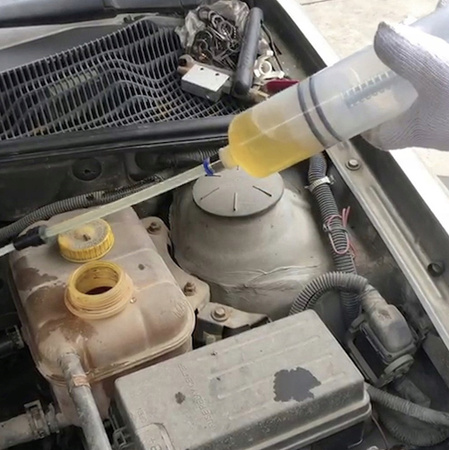 ODSYSARKA OLEJU STRZYKAWKA 200ml PŁYNÓW HAMULCOWEGO EKSPLOATACYJNYCH PALIWA